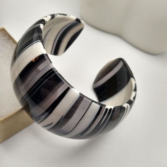 Zebra color melt plastic cuff‎ bracelet - Picture 2 of 3